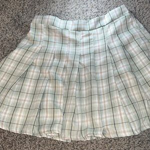 Colors~ light green , tan , black and white it plaid